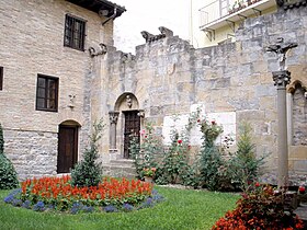 En el patio de la Cámara de Comptos de Navarra aún se preservan muchos objetos recopilados por la Comisión de Monumentos Históricos y Artísticos de Navarra como los mostrados en la imagen.