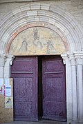 Pesmes Église Saint-Hilaire entrée de l'église.jpg