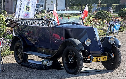 Renault NN, torpédo, avec logo Renault en losange (apparu en 1925) et roues profilées.