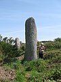 Een persoon bij de steenrij van Traonigou bij Ploudalmézeau, Finistere