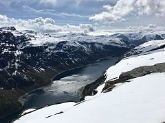 Utsikt fra turstien ved Trolltunga i mai 2017.