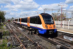 De overground uit Watford passeert op 26 april 2022 een metro op het keerspoor ten noorden van het station.