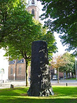 Het door Armando gemaakte monument voor de Groninger kunstenaar H.N. Werkman aan het oosteinde van de middenberm van de Heresingel (2009) met op de achtergrond de Sint-Jozefkerk