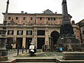 La facciata su piazza del Lino