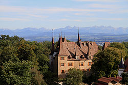 Gorgier slott ovanom landsbyen