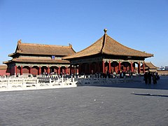 El Salón de la Armonía Central (en primer término) y el Salón de la Preservación de la Armonía.