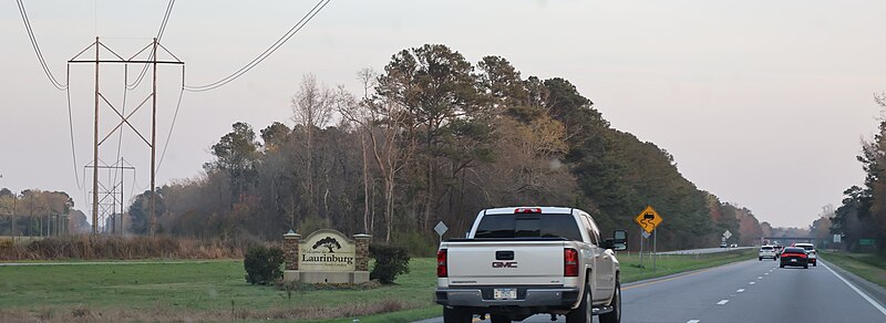 File:Laurinburg Welcome Sign 5.jpg