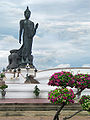 Bild 7: Die Sandelholz-Statue aufhaltend, Phutthamonthon, Provinz Nakhon Pathom