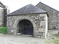 Plouvien : chapelle Saint-Jean-Balanant, vue extérieure de la fontaine de dévotion