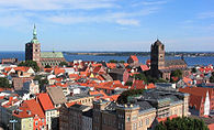 Zicht ip Stralsund. Nikolaikerke lienks, Jakobikerke reks