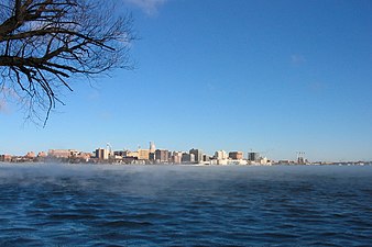 Panoramo de Madison vidita de la bordo de Lago Monona