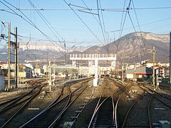 Entrée en gare, en arrivant de Chambéry.