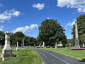 Autre allée du cimetière.