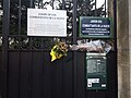 Détails de l'entrée, dont la plaque blanche offerte à la ville de Paris par la mairie de Madrid.