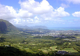 Vy från ett utkikstorn över Ko'olau Golf Club i förgrunden, Kaneohe i mitten och Kaneohe-bukten i bakgrunden