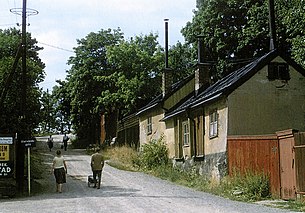 Gamla Lundagatan 6–14 från samma fotopunkt, vy mot väst, 1960 (vänster) och 2011.