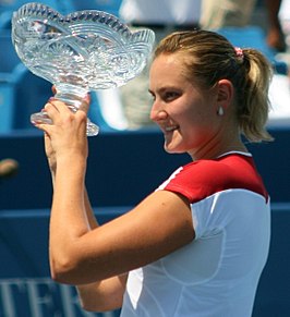 De winnares in het enkelspel, Nadja Petrova, toont haar trofee