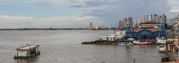 Vista panorâmica do Mercado Ver-o-Peso às margens da Baía do Guajará, Belém.