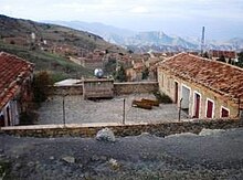 Vue sur un bâtiment avec une cour.