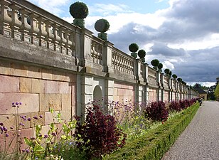 Barockträdgårdens östra mur.