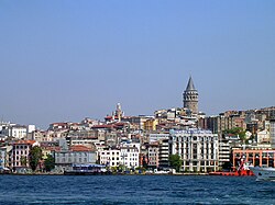 Galata (sodobni Karaköy) z Galatskim stolpom na najvišji točki nekdanje genovske citadele