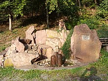 as Bubenbrünnchen liegt im Lenzengrund am Weg hinauf zur Frühstückseiche. Der Brunnen wurde 1986 von ehrenamtlichen Mitgliedern des Carneval Clubs Soden (CCS) mit Natursandsteinen gefasst und durch eine Sitzgruppe zu einem wunderschönen Ruheort erweitert. Auch hat der CCS dort einen prominenten Stein mit einer Tafel zur Erinnerung an die verstorbenen Vereinsmitglieder versehen.