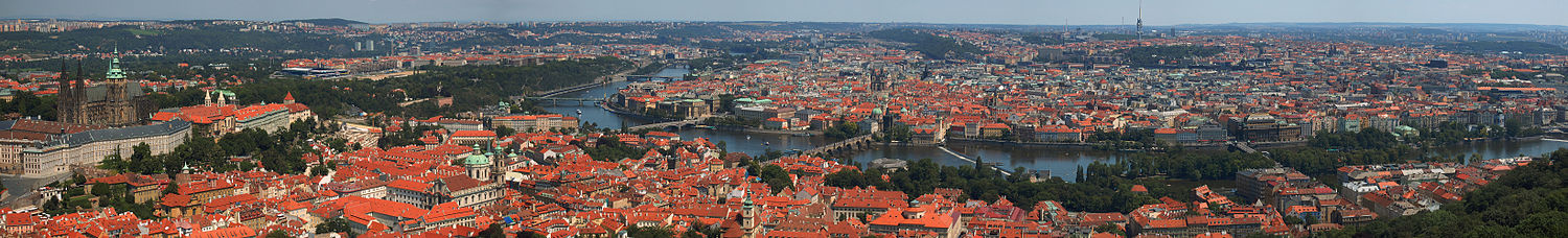 Panoramo de Prago prenita de Petřín je julio 2007