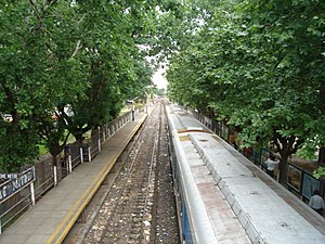 Tren eléctrico detenido en la estación.