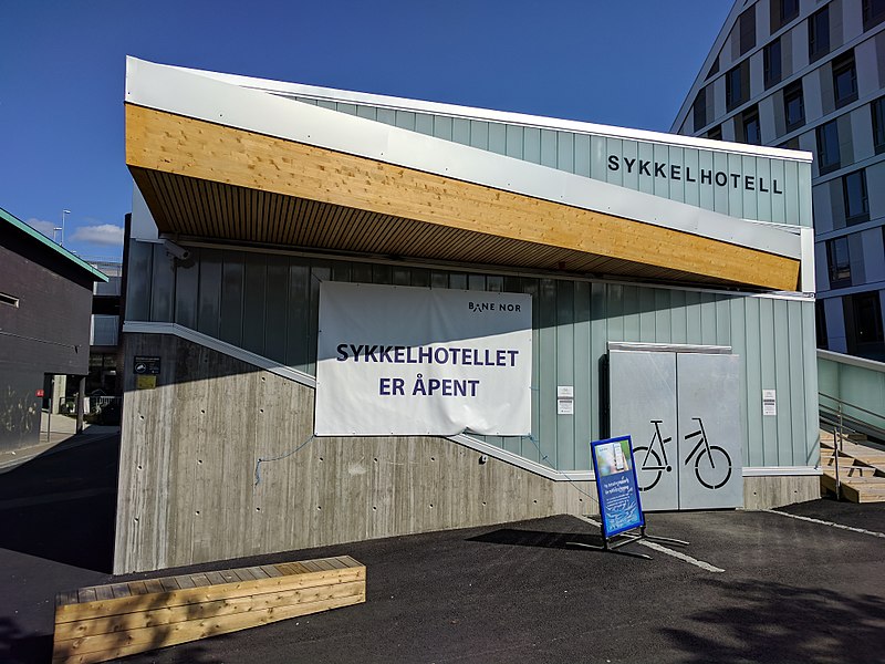 File:Sykkelhotell på Lillestrøm stasjon.jpg