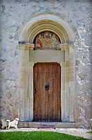 Détail de l'entrée, avec une représentation de la sainte Trinité.