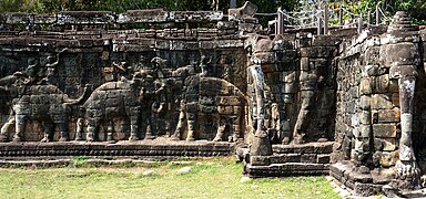 Défilé d'éléphants, du perron Sud de la Terrasse des éléphants