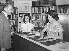 Bibliotecárias nas Biblioteca Popular de Botafogo, Rio de Janeiro, 1957.jpg