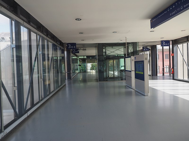 File:Bridge over tracks at Klagenfurt Hauptbahnhof.jpg