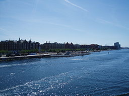 Islands Brygge med hamnbadet sett från Langebro