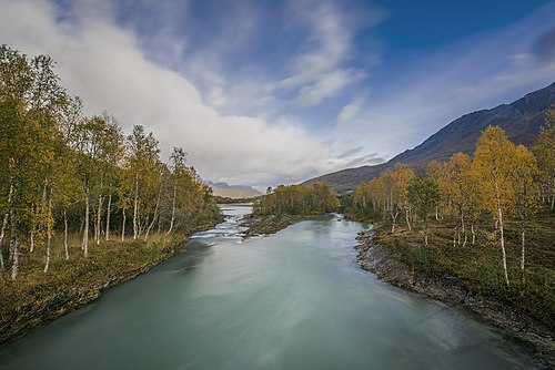 Lyngen/Goverdalen. Pent, litt malerisk, laang eksponering og dyrt kamerautstyr; litt vel behandlet (Photoshop)? Bruker: Siri Uldal. Det første er svært klassisk og kanskje det som viser landskapstype best. (Det andre er også svært pent, men kunne ha vært mange steder.)