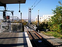 Les quais vus en direction de Paris, avec le buttoir de la voie 3.