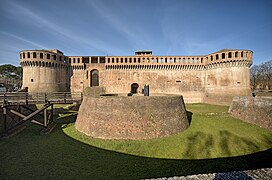 Veduta del fronte est con in primo piano il rivellino e il fossato.