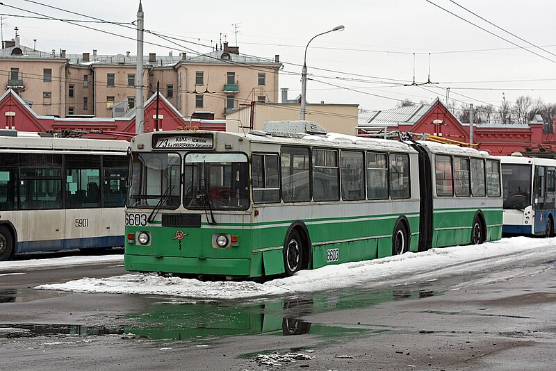 File:ZiU-6205 in Moscow, Russia.jpg