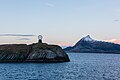 Polarsirkelglobe på Vikingen markerer polarsirkelen i Norge