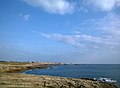 La partie Sud de la Côte Sauvage ; à l'arrière-plan la ville de Quiberon.