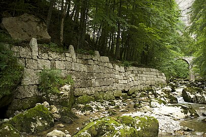 Mur de soutènement de l'ancienne route.