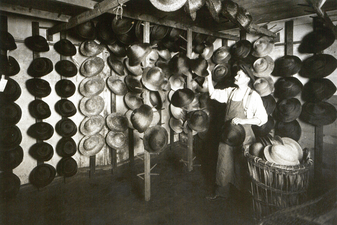 Séchage après formation à la vapeur, vers 1900.