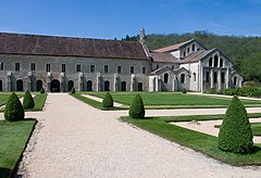 Abtei Fontenay, Kirche (rechts) und Ostflügel