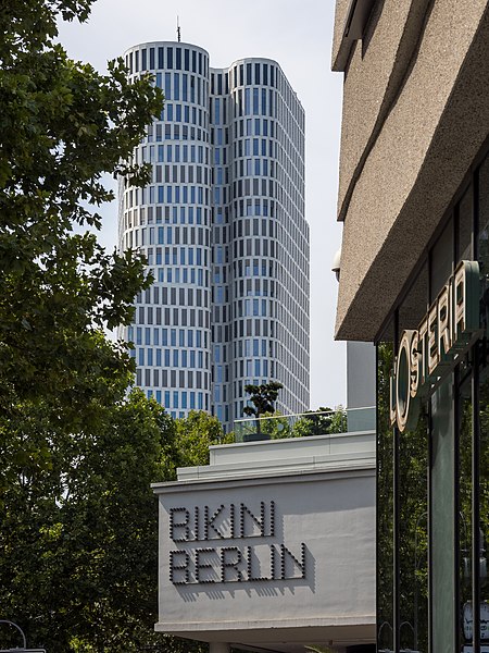 File:Blick vom Bikini Berlin zum Hochhaus Upper West (2022).jpg