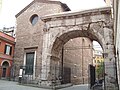 La façade arrière de l'église avec l'Arc de Gallien.