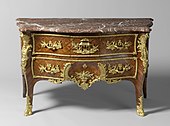 Comodă rococo; 1730-1745; molid, stejar, violetă, lemn de trandafir, conifere, ornamente de bronz doré, cupru și marmură; înălțime: 82 cm; Rijksmuseum (Amsterdam, Țările de Jos)