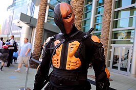 Cosplayer als Deathstroke tijdens 2017 WonderCon.