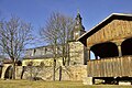 Kirche, rechts im Bild ein Glockenstuhl