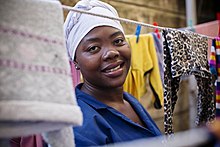 La collaboratrice domestica keniota Lucy Nyangosi lavora in una casa di Nairobi, 2016.