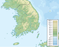 Mapa konturowa Korei Południowej, blisko górnej krawiędzi nieco na lewo znajduje się punkt z opisem „miejsce bitwy”